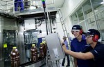Operários em trabalho na Ambev.
