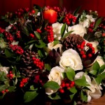 Arranjo flores e pinhas