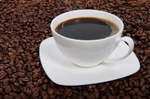 A cafeina, um estimulante que há no café, acelera os batimentos cardíacos.