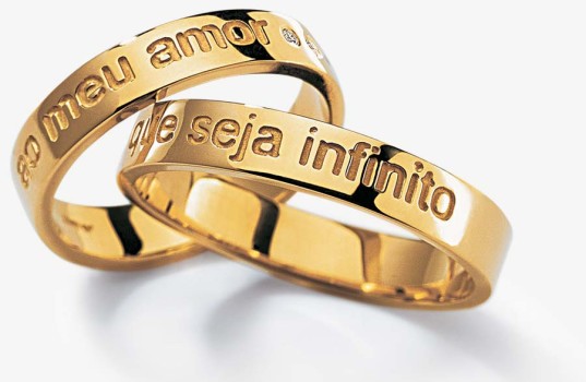Demonstração de amor nas alianças.