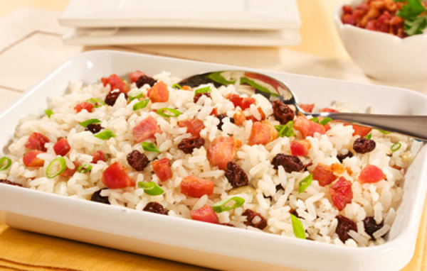 Arroz com uvas passas.
