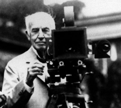Thomas Edison com a sua invenção, uma câmera que capturava imagens em movimento.