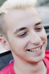Descolorir o cabelo virou moda entre os jovens e adolescentes.