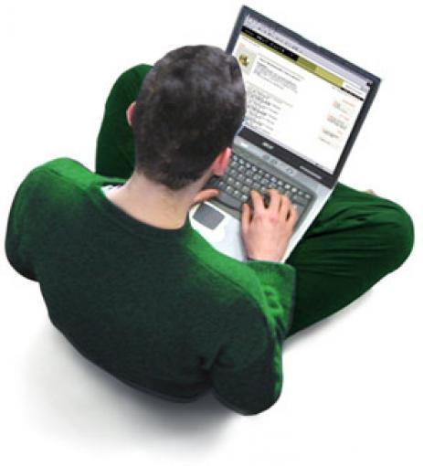 Homem estudando somente com o auxílio da internet.