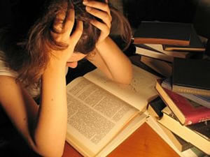 Menina tentando se concentrar nos estudos.
