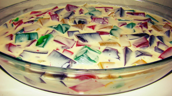 Gelatina colorida com leite condensado.