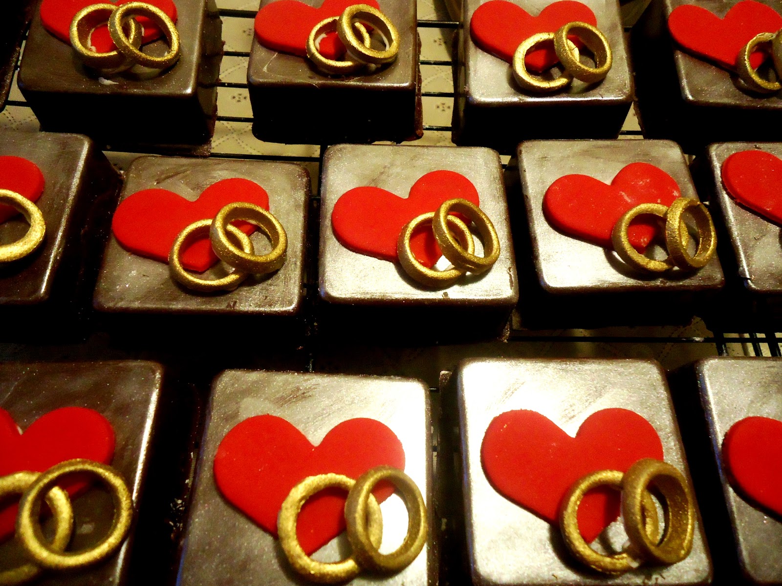 O noivado é um ato de compromisso em direção ao casamento.