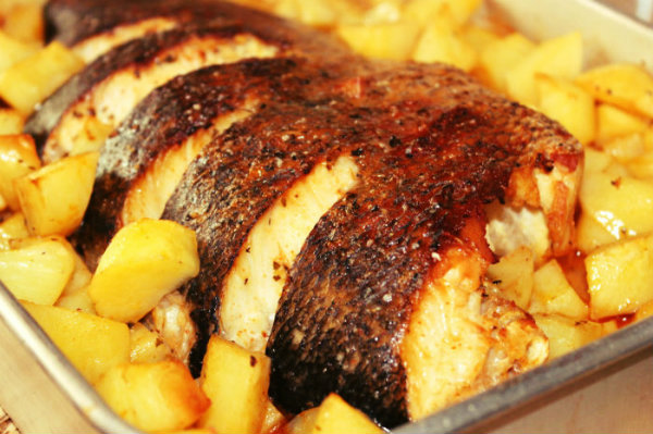 Peixe assado com batatas.