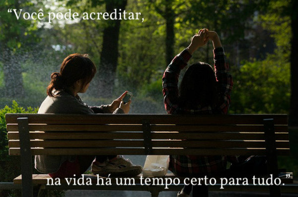 Moças sentadas ao banco.
