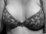 Os seios são parte do corpo feminino.