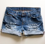 Descubra como fazer um short desfiado.