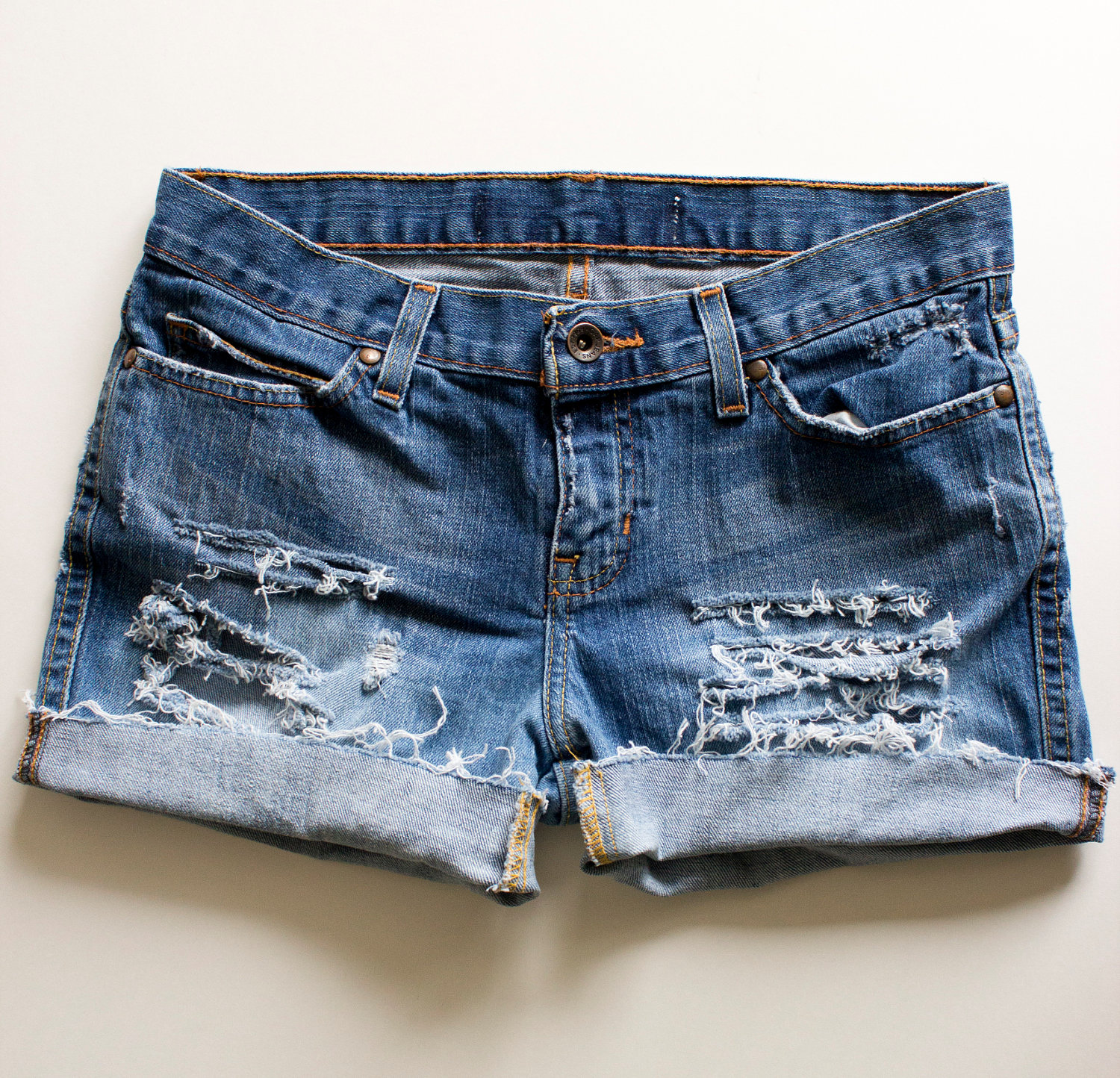 Descubra como fazer um short desfiado.