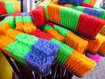 Varrer é uma atividade simples de limpeza.